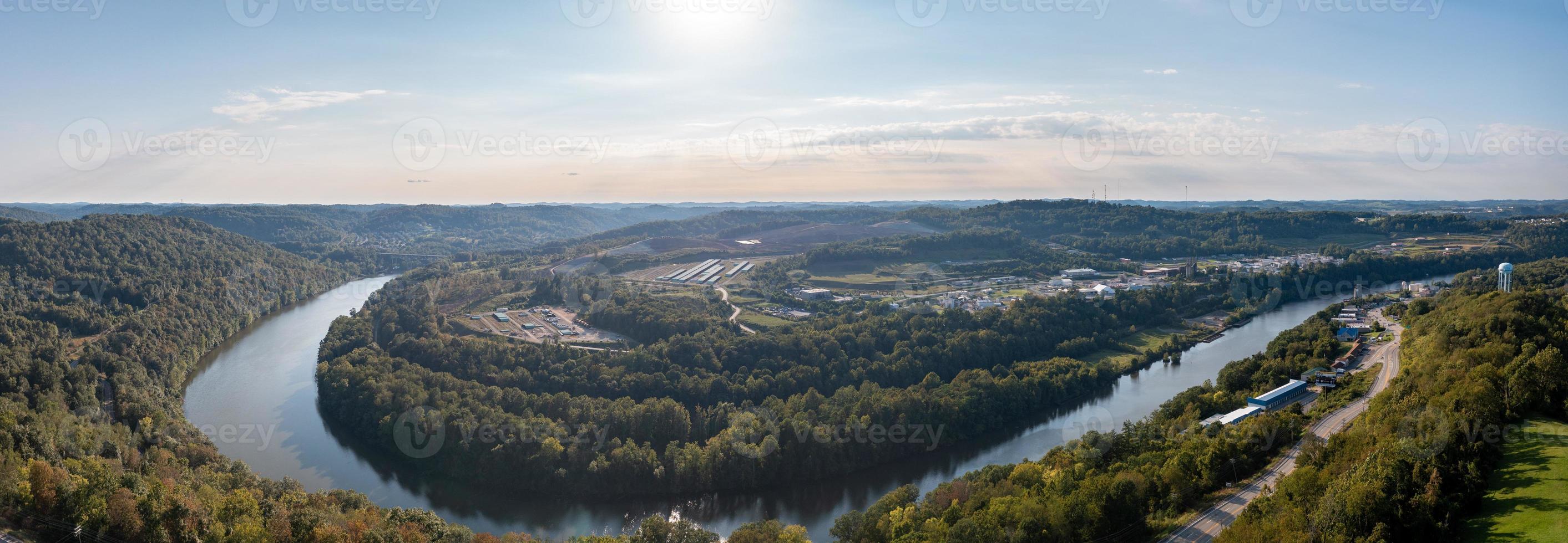 panorama aéreo de Morgantown na Virgínia Ocidental com o parque industrial foto