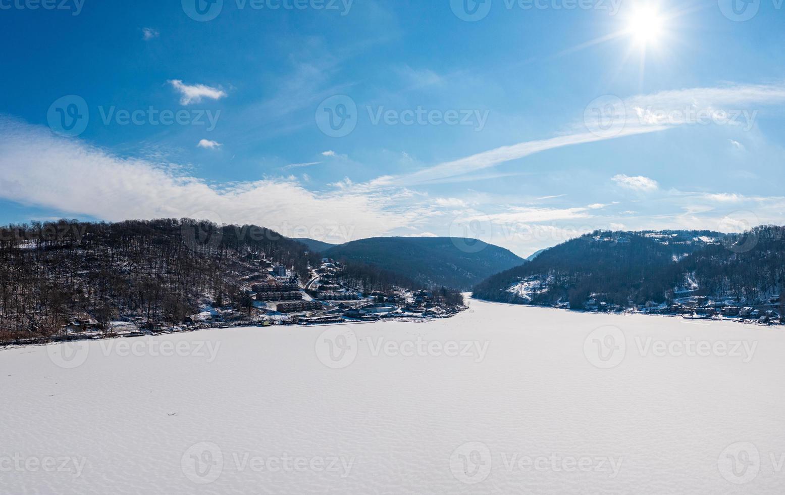 panorama aéreo do lago congelado morgantown, wv olhando rio acima foto