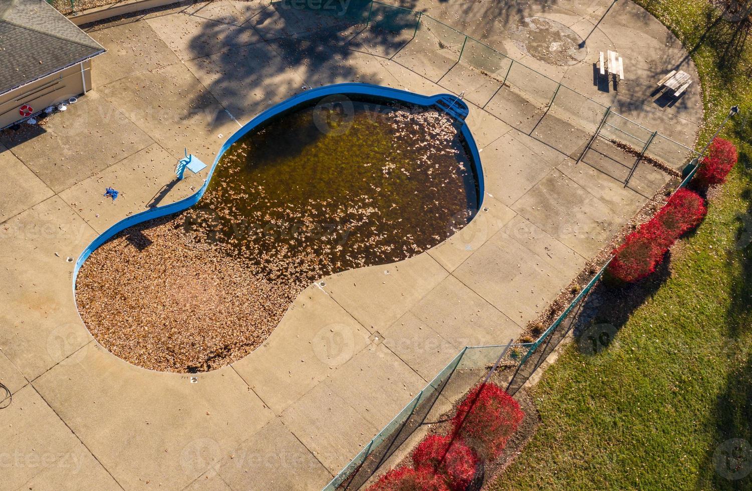 foto aérea de drone de uma piscina descoberta cheia de folhas de outono caídas