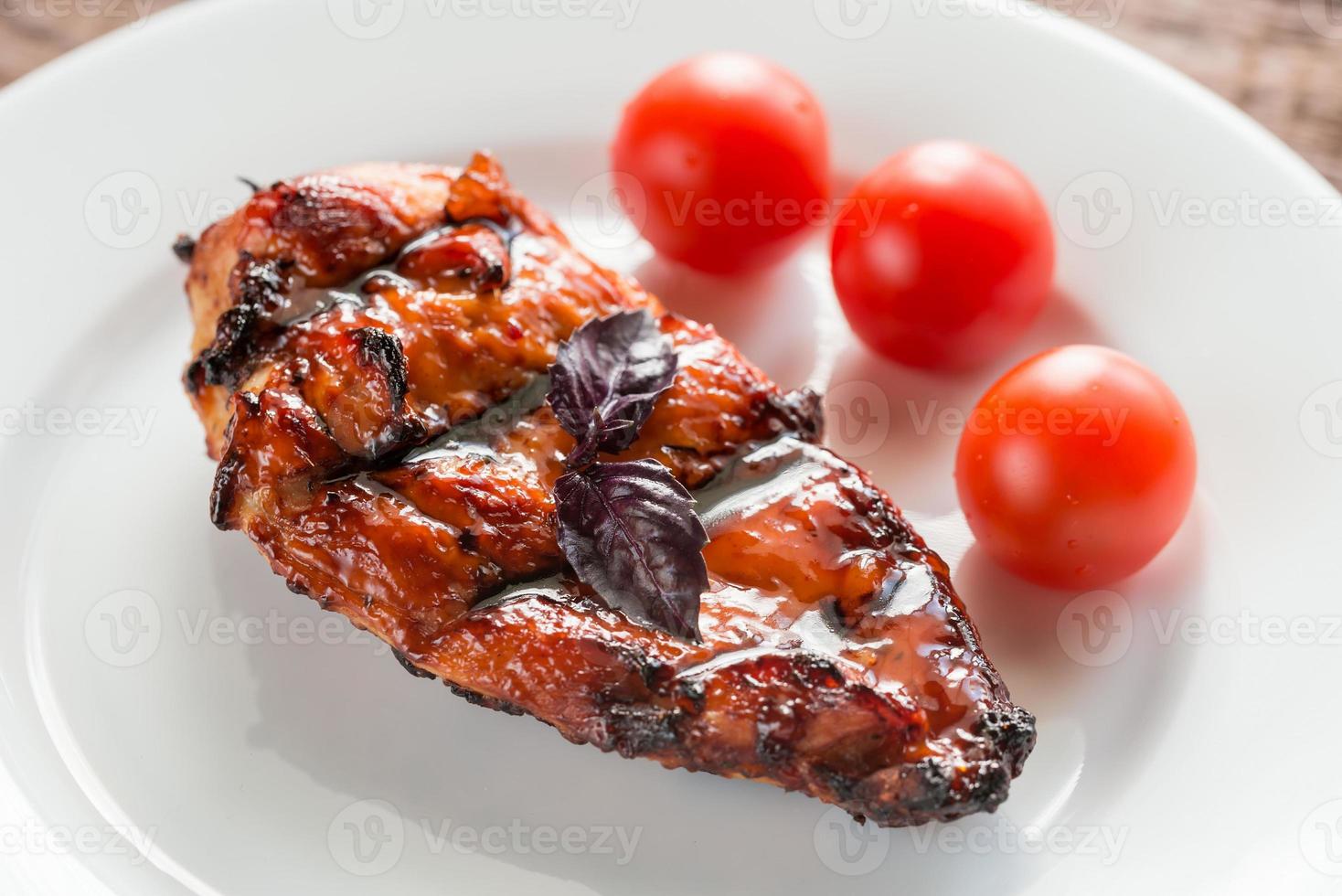 bife de frango grelhado com tomate cereja foto