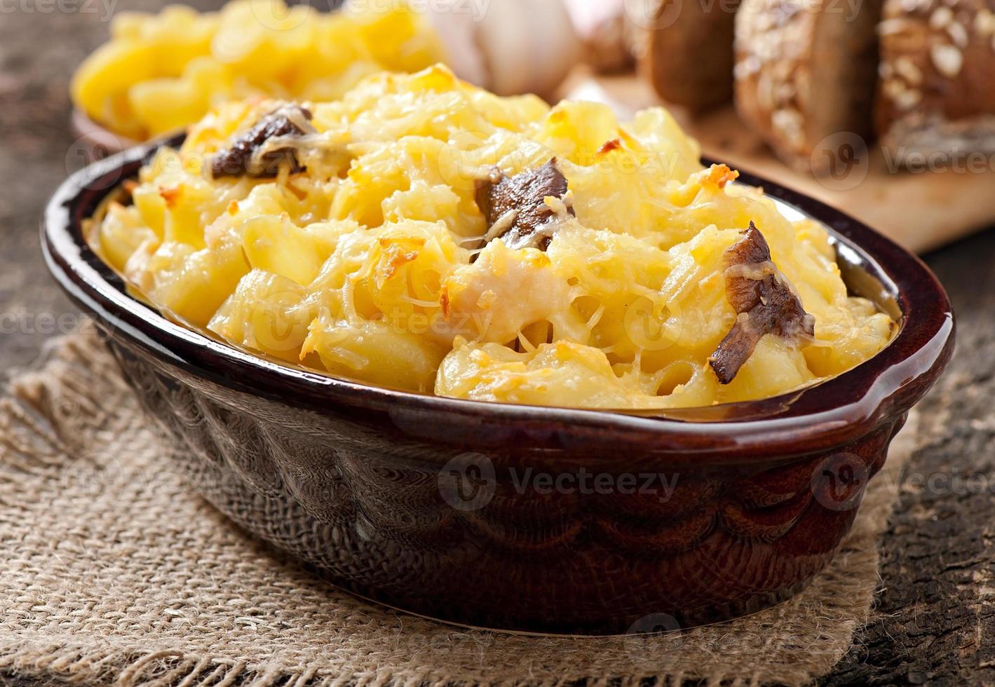 macarrão com queijo, frango e cogumelos assados no forno foto