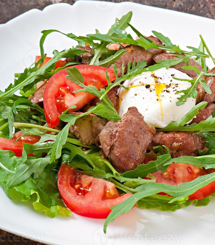 salada mista com fígado de galinha e pochet de ovos foto