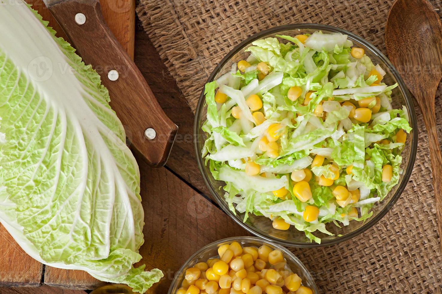 salada de repolho chinês com milho doce em uma tigela de vidro foto