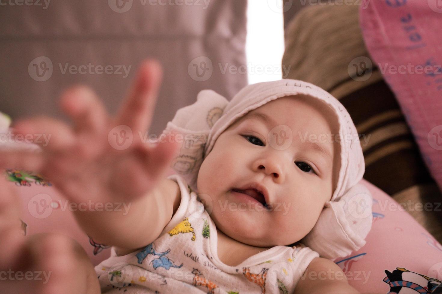 um bebê asiático sente felicidade. foto