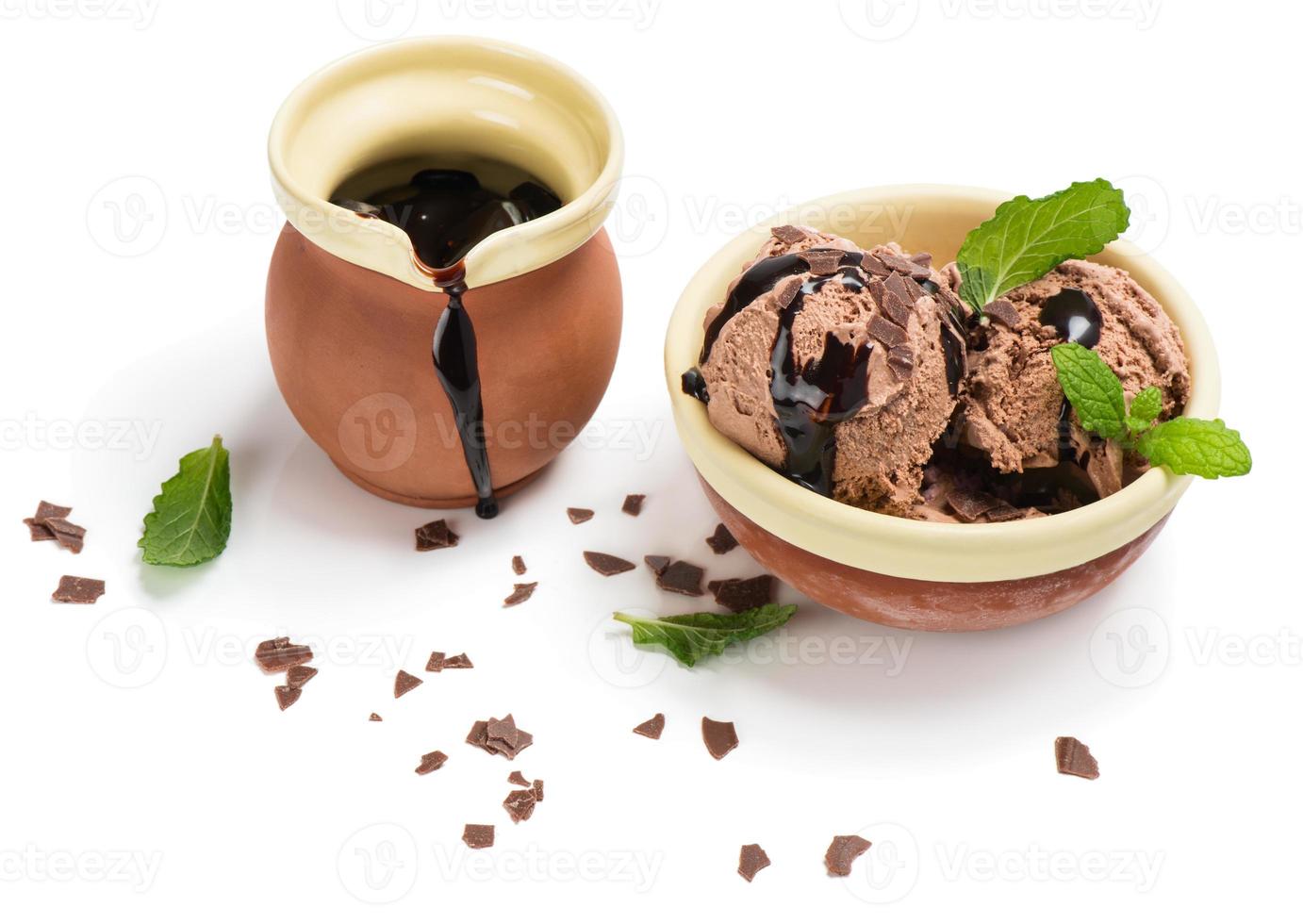 sorvete de chocolate e calda de chocolate foto