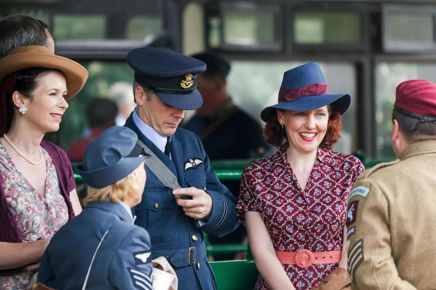 Horsted Keynes, West Sussex, Reino Unido, 2011. amigos conversando foto