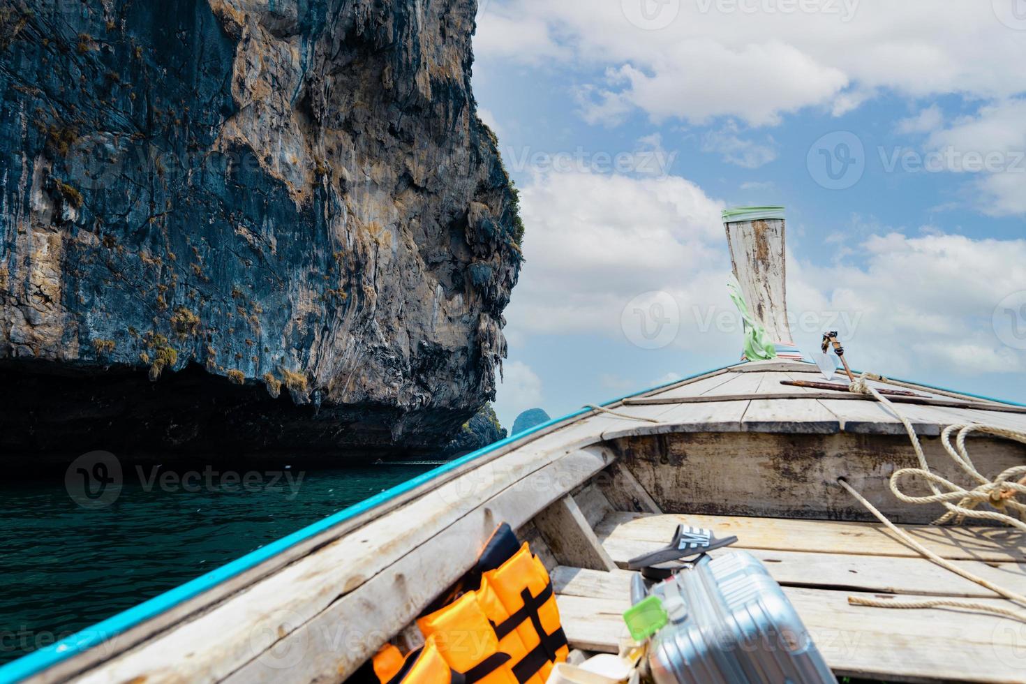 viagens, mar e montanhas rochosas na tailândia foto