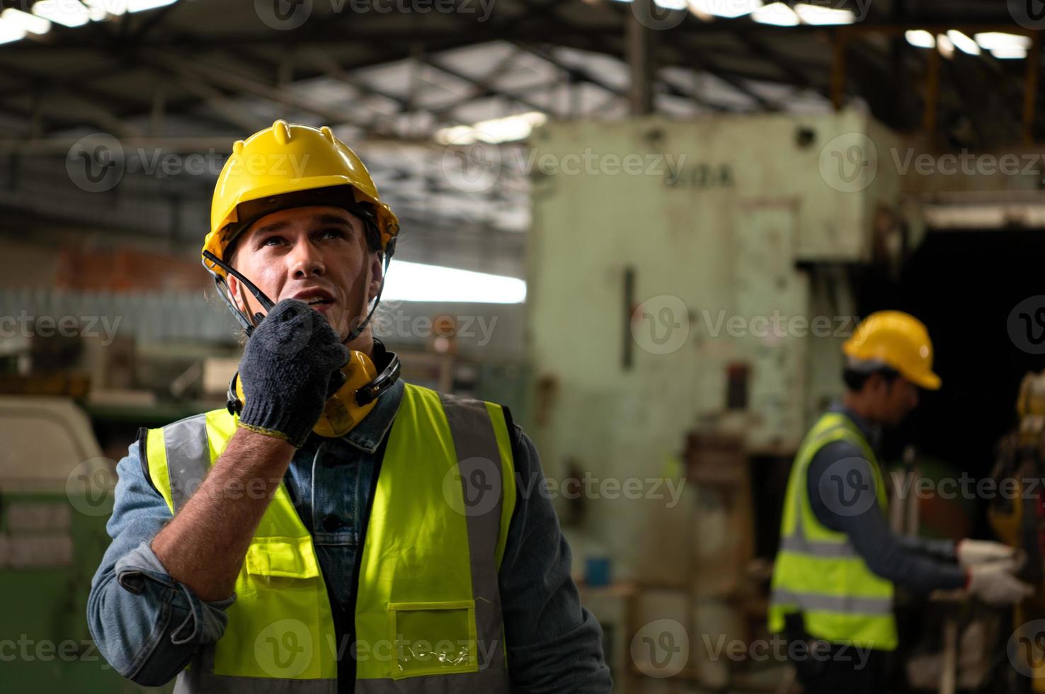 engenheiro mecânico chefe trabalhando em uma fábrica mecânica foto