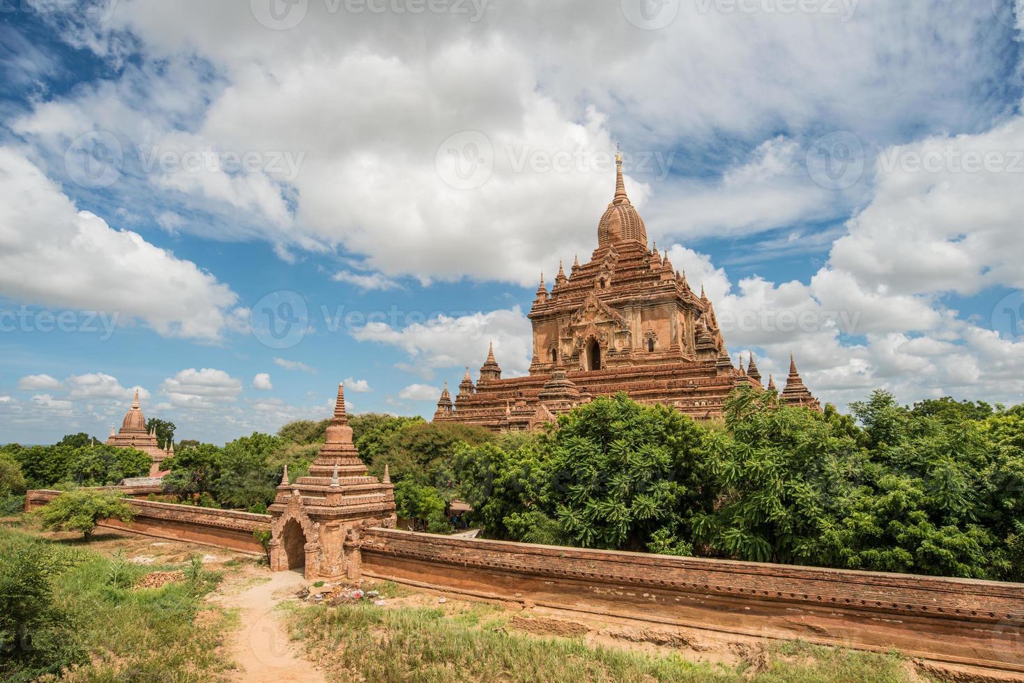 a vista da paisagem do templo htilominlo em bagan, myanmar. foto
