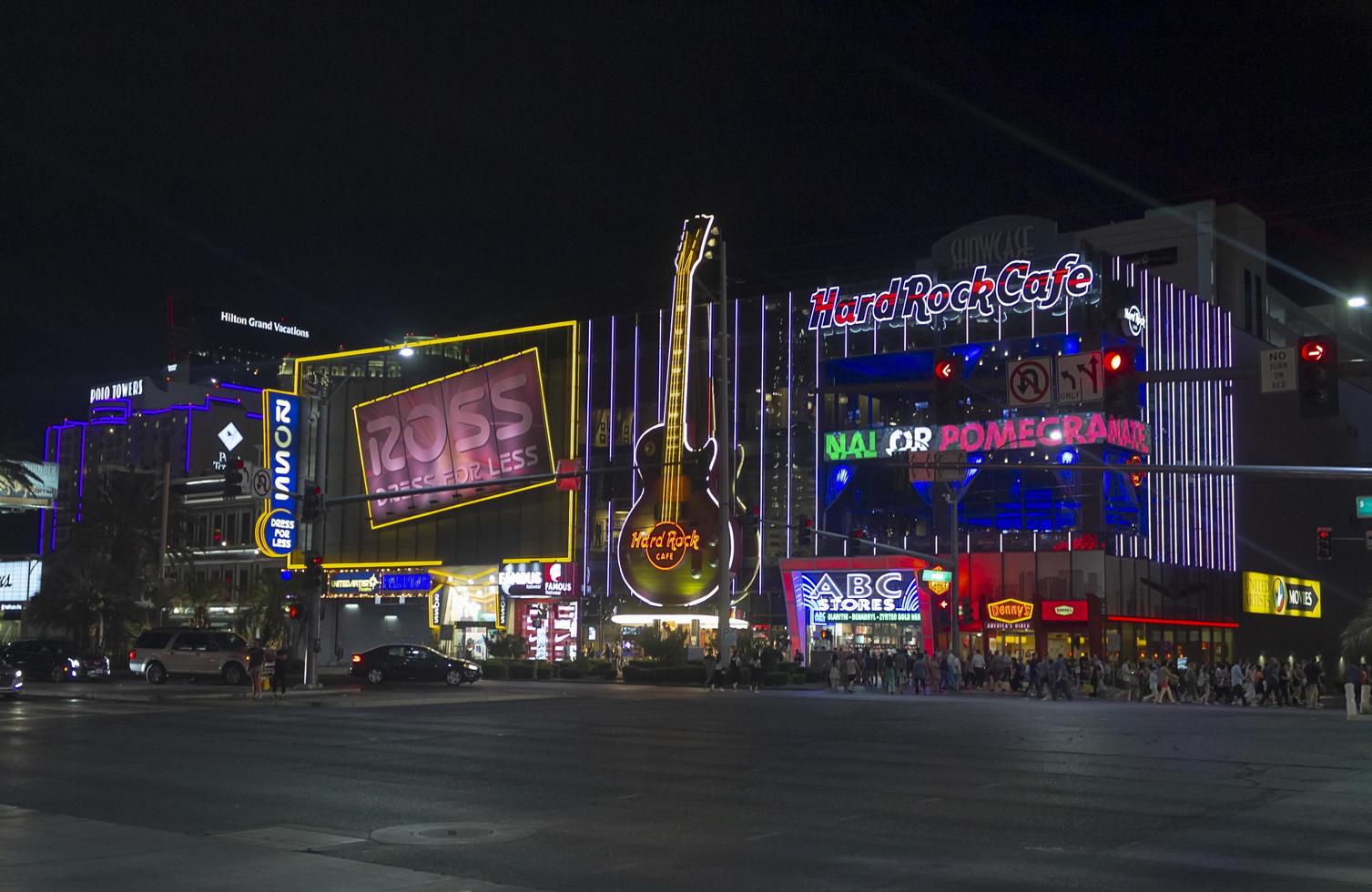 las vegas, nv, eua - 30 de agosto de 2017. pessoas andando na faixa de las vegas em frente ao hard rock cafe. foto