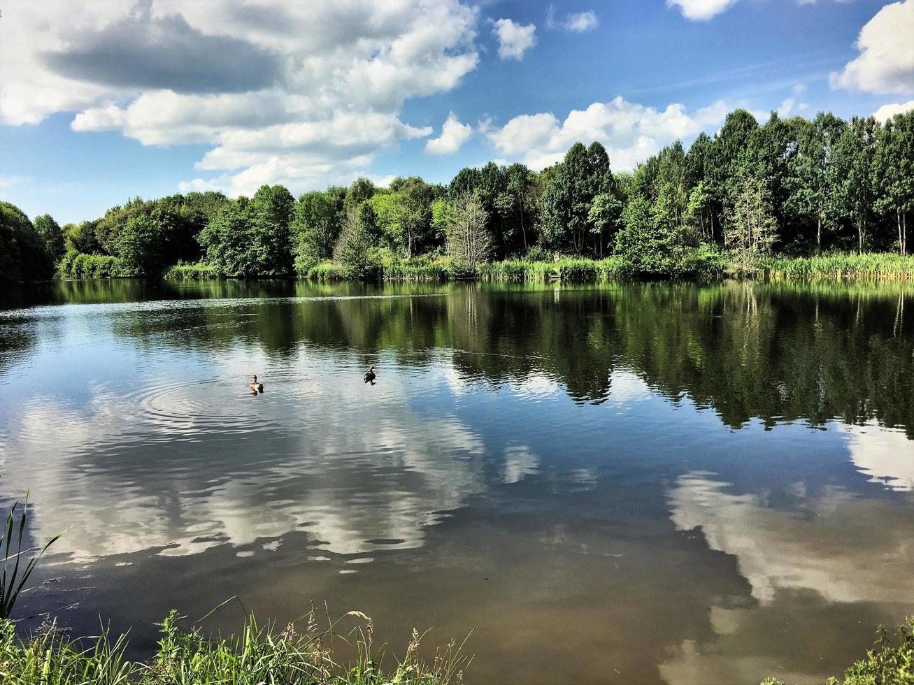 uma vista do lago alderford perto de whitchurch em shropshire foto