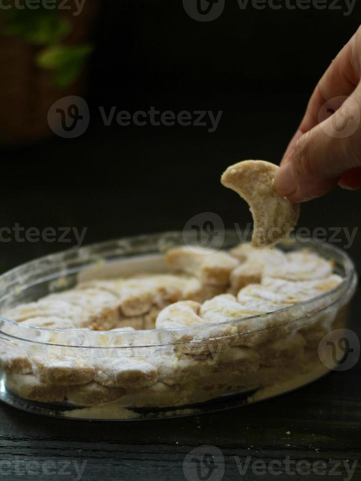 vista de alto ângulo da mão no quadro biscoitos de neve doce em fotografia discreta foto