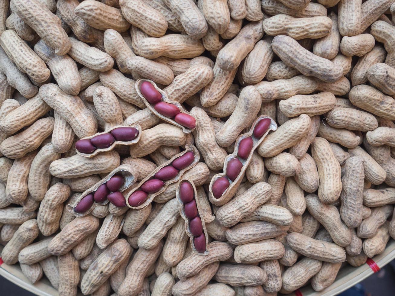 pilha de amendoins à venda no mercado. foto