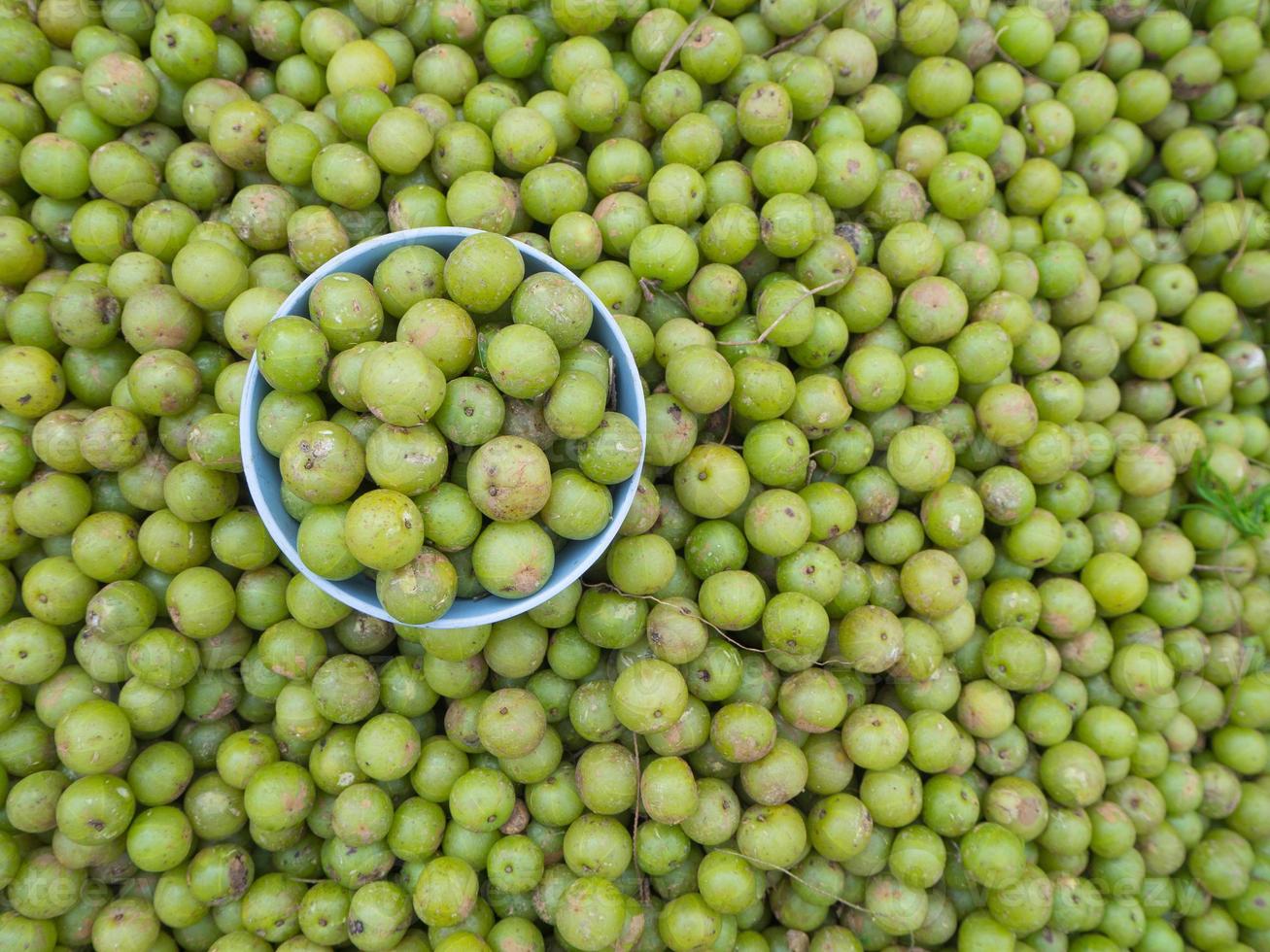 pilha de frutas phyllanthus emblica para venda no mercado foto