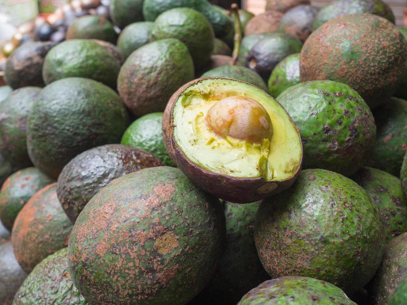 pilha de abacates à venda no mercado foto