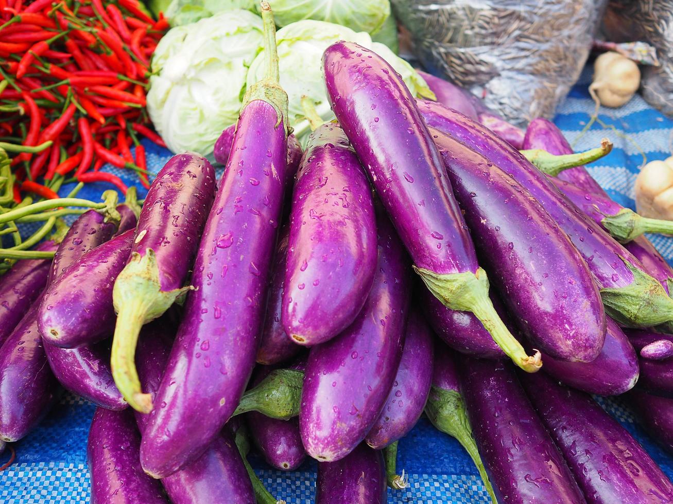 berinjela roxa para venda no mercado foto