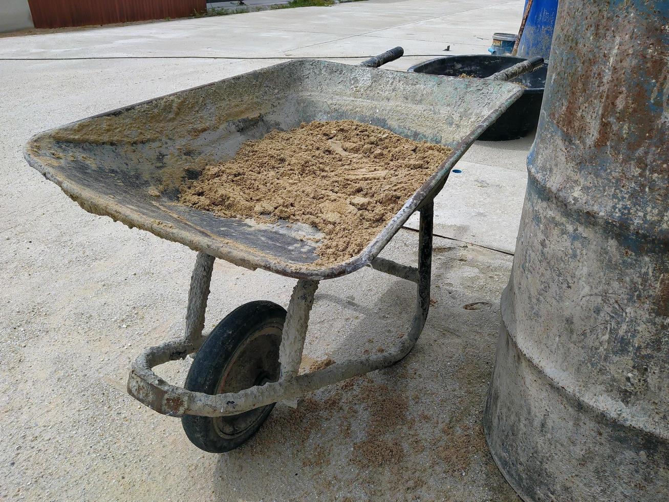 parte da areia foi deixada em carrinho de mão para obras. foto