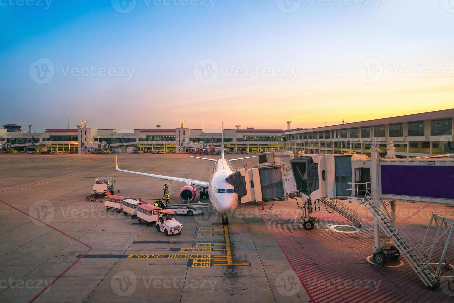 serviço de rampa do aeroporto para um pouso de avião comercial no aeroporto internacional suvarnabhumi em bangkok, tailândia foto