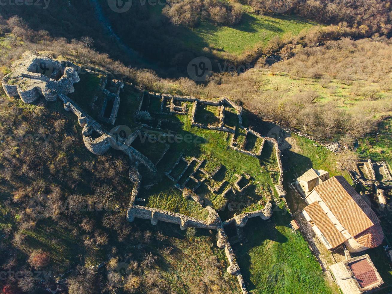 vista aérea dmanisi - cidade medieval com sua cidadela, edifícios públicos e religiosos. patrimônio arqueológico unesco foto