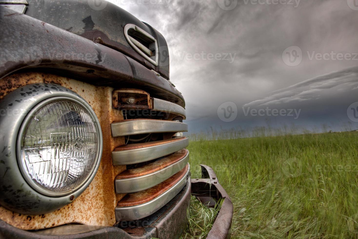 velho caminhão vintage na pradaria foto