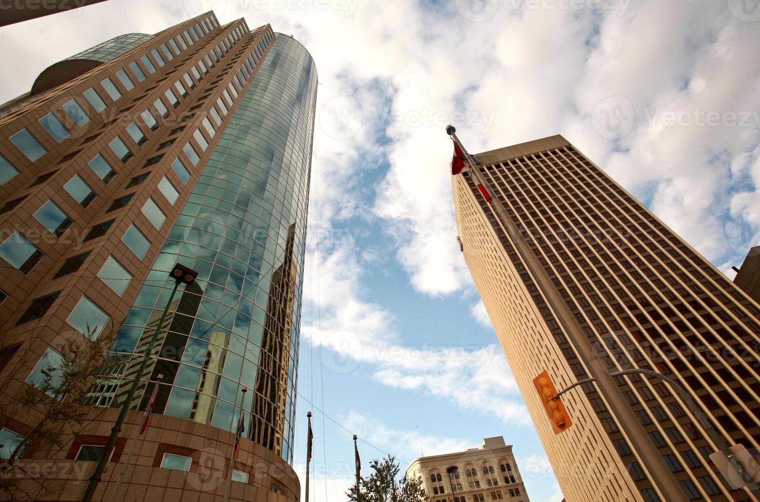 edifícios novos e antigos no centro de winnipeg foto