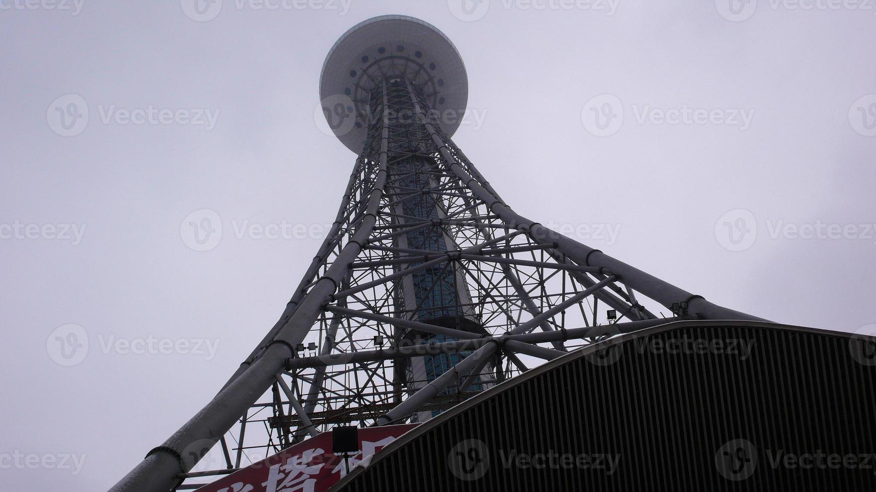 construção da torre da estação de rádio, antena alta, vista do Outlook foto