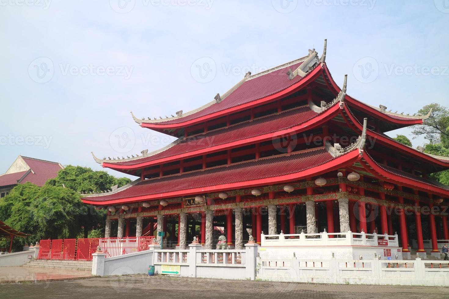 o grande edifício vermelho para rezar no templo sam poo kong, semarang, indonésia foto