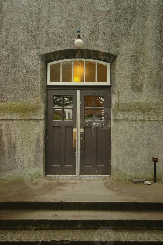 porta velha em um edifício de arenito foto