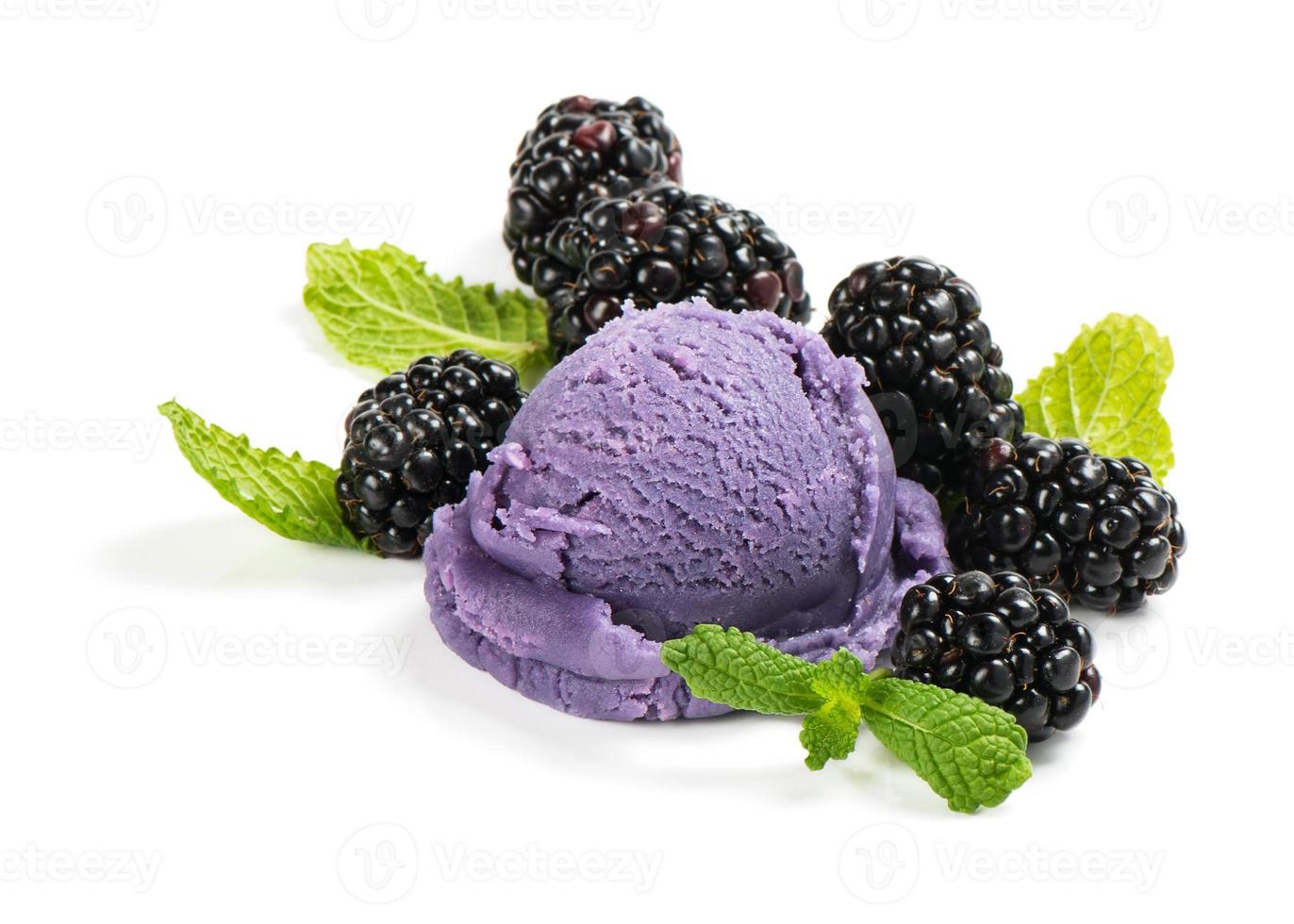 sorvete de amora com frutas e hortelã foto