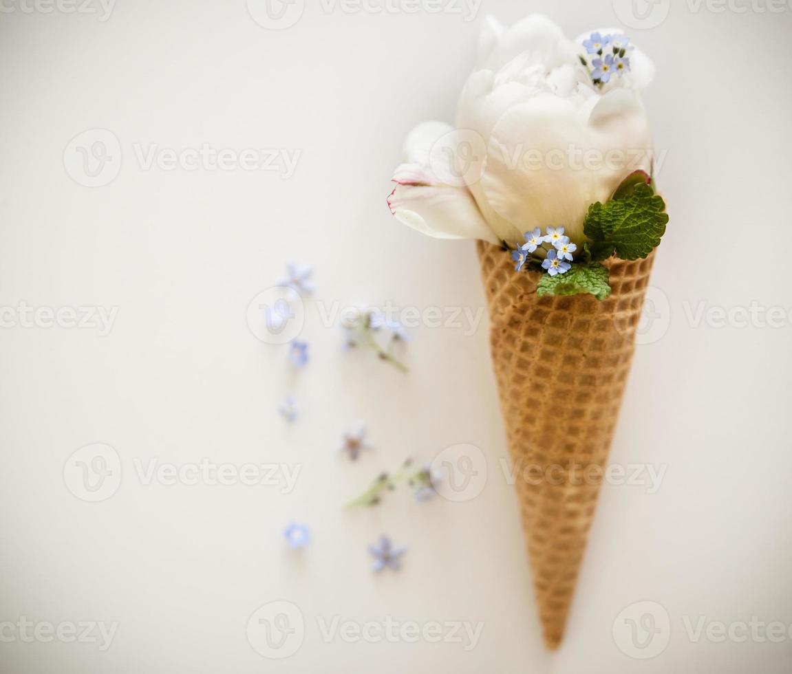 imitação de sorvete no cone waffle decorado ervas. foto