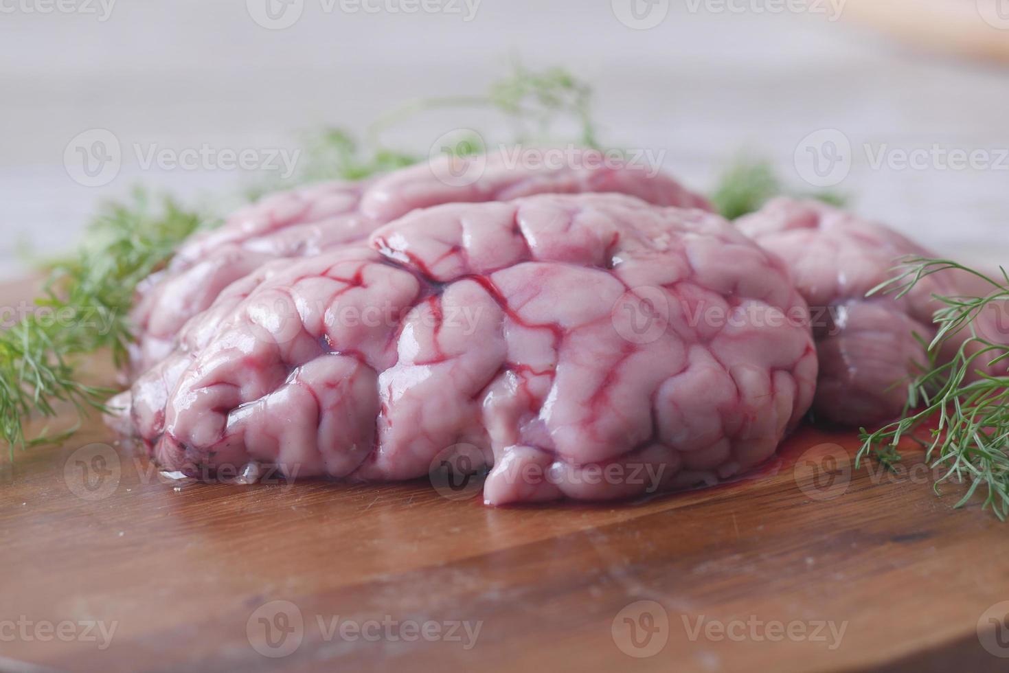close-up do cérebro de carneiro em uma tábua de cortar foto
