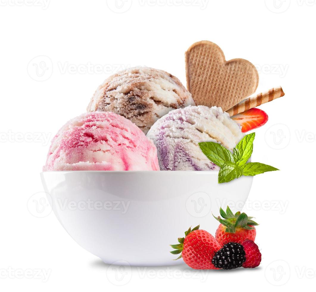sorvete na tigela de porcelana no fundo branco foto
