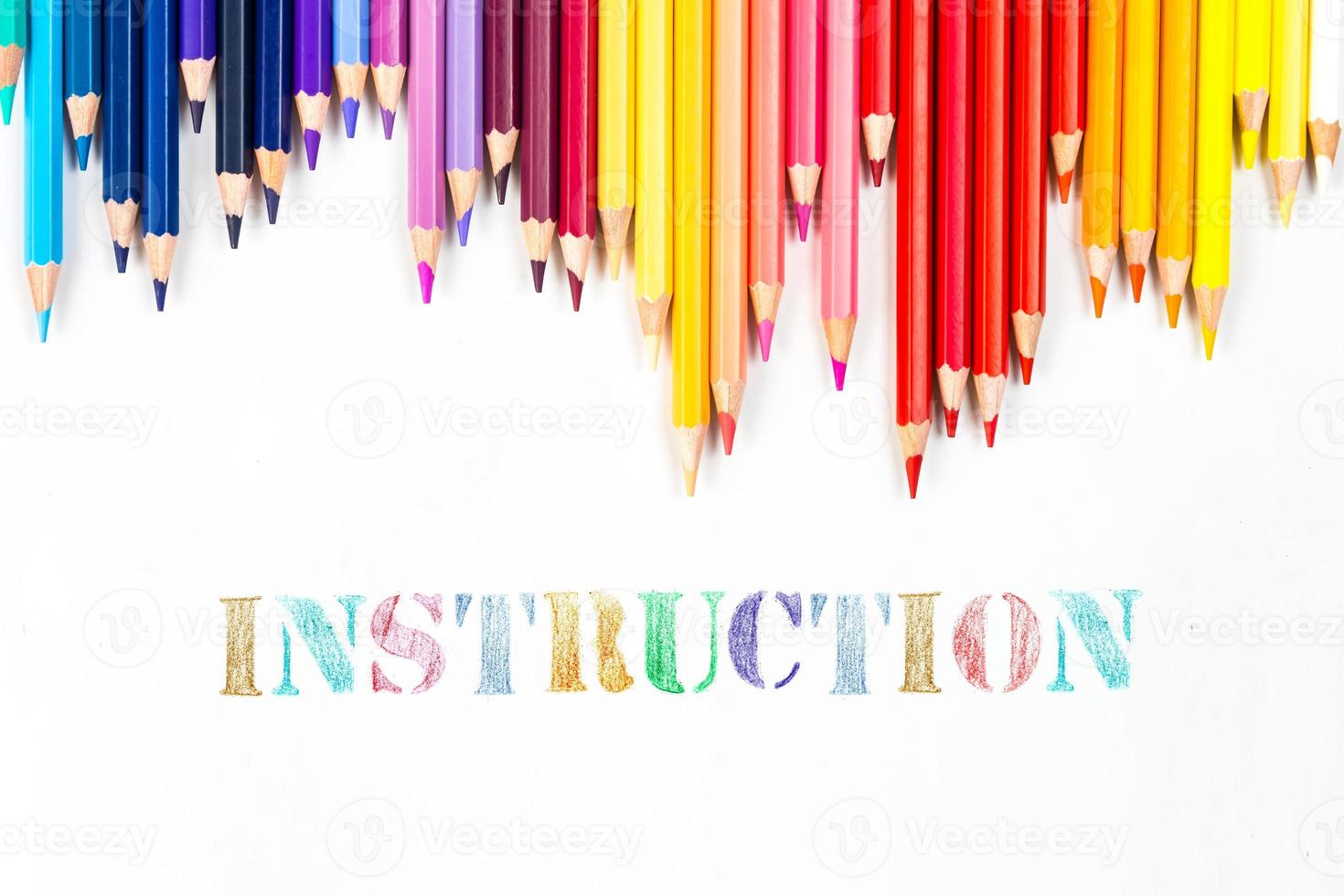 varas de madeira multicoloridas lápis de cor de madeira e instruções sobre fundo branco foto