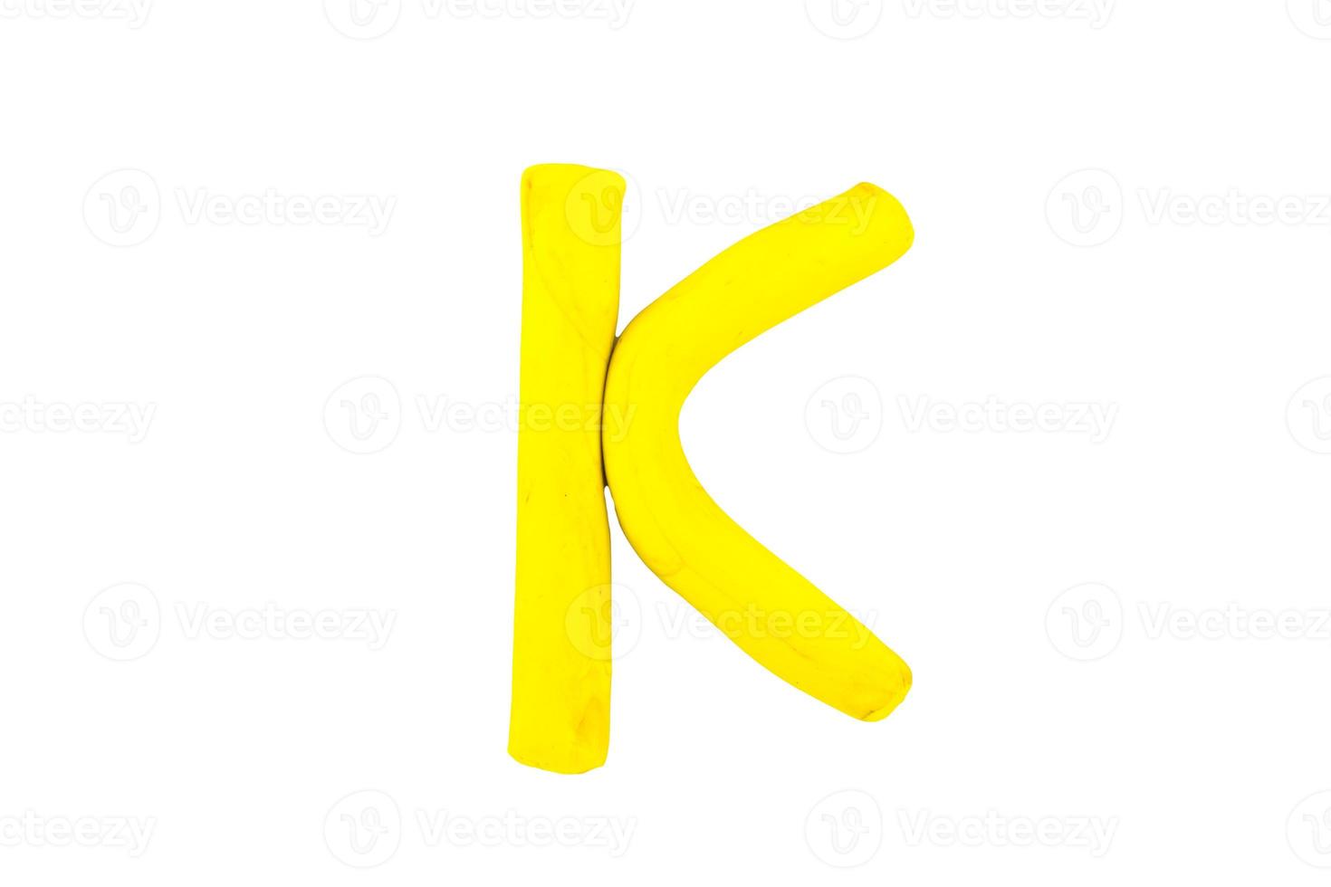 alfabeto k letras coloridas inglesas letras artesanais moldadas a partir de argila de plasticina em fundo branco isolado foto