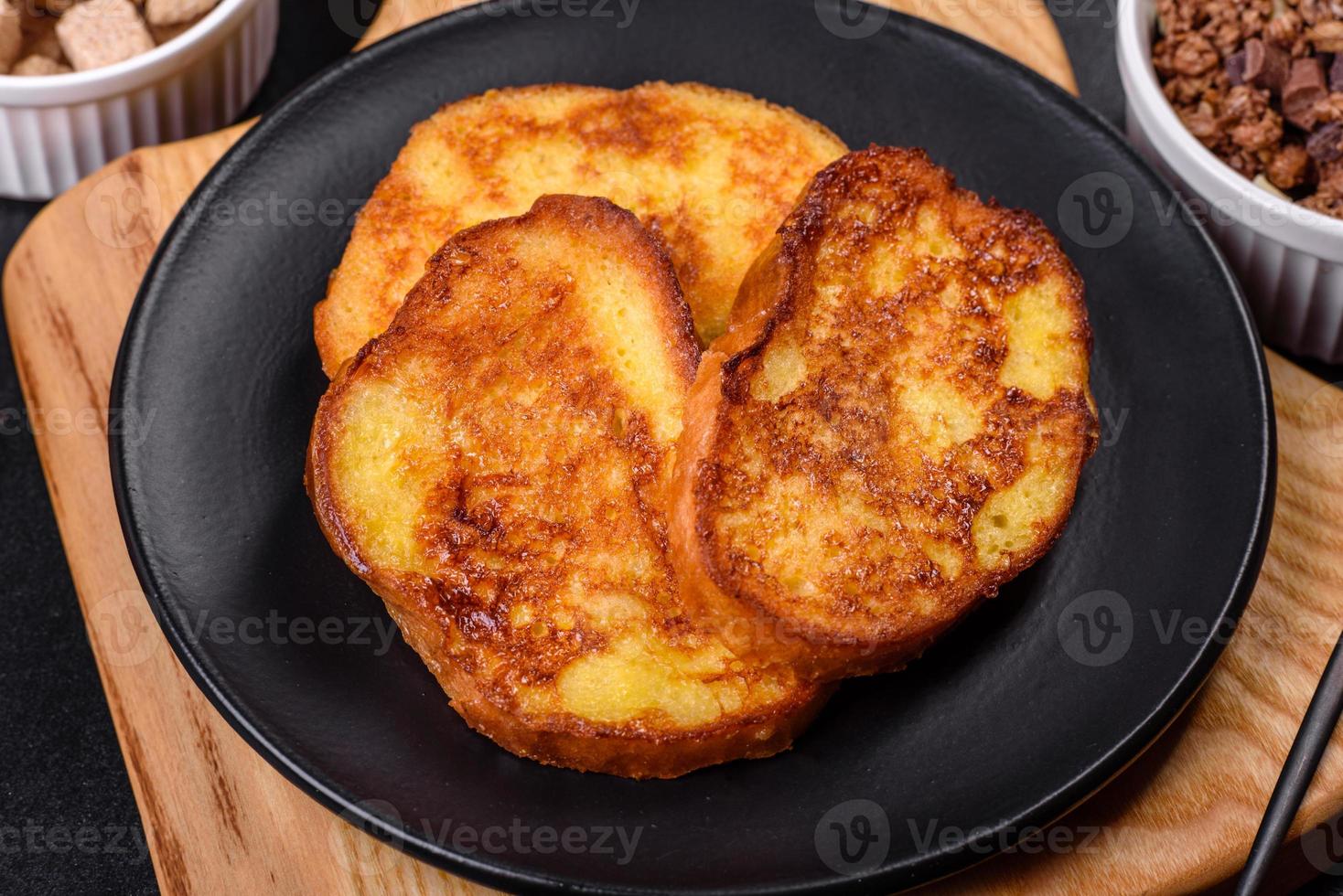 cereal com chocolate, leite e pão em um ovo contra um fundo escuro de concreto foto