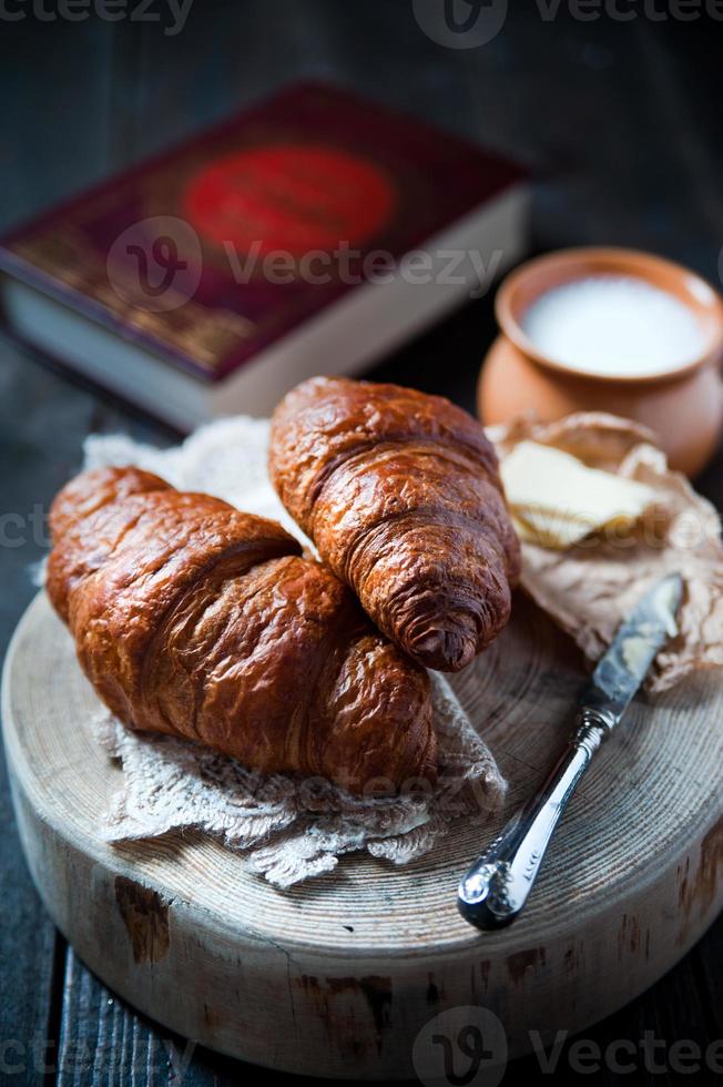 croissant saudável fresco no café da manhã foto