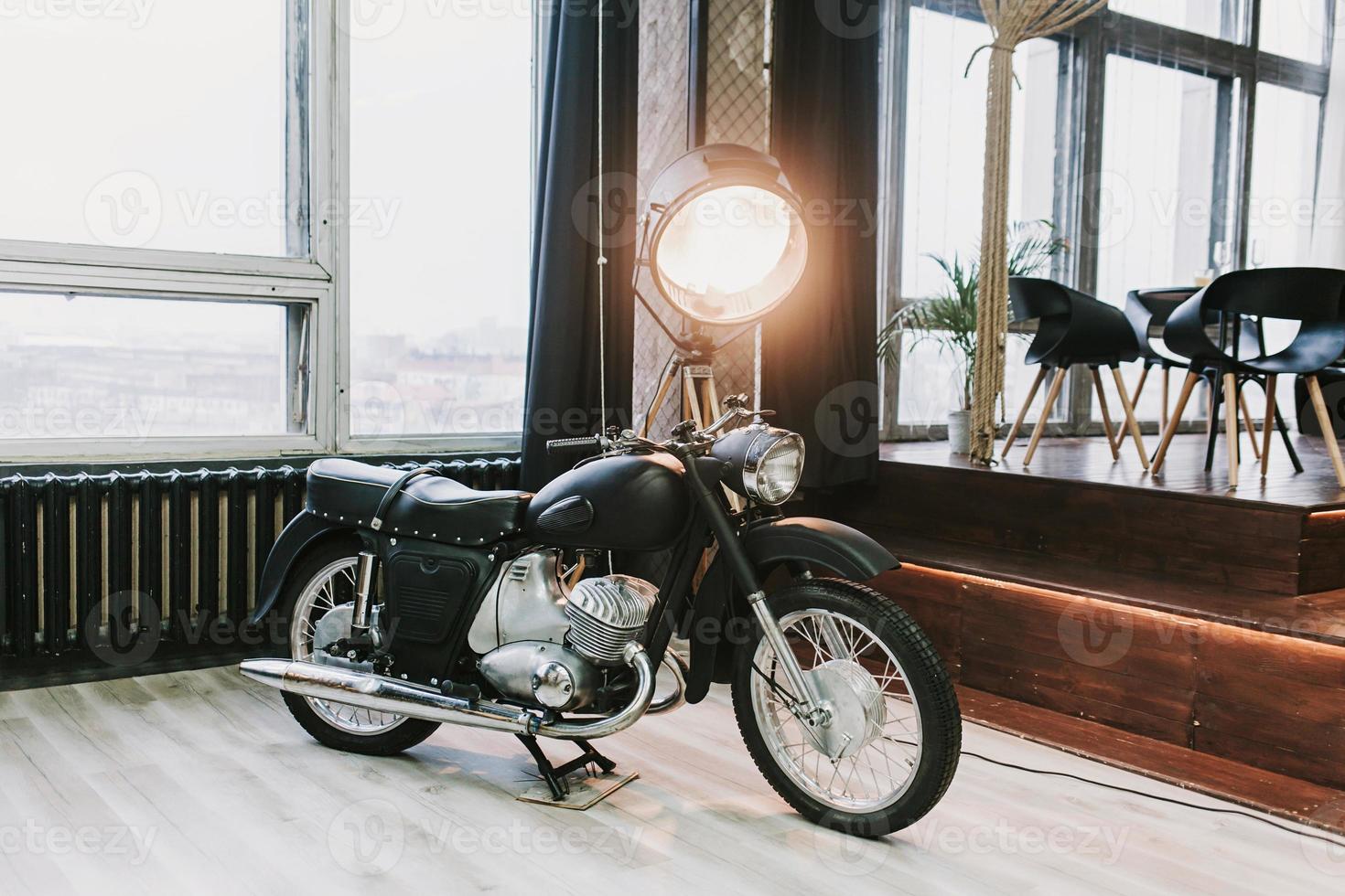 motocicleta retrô velha em um interior loft foto