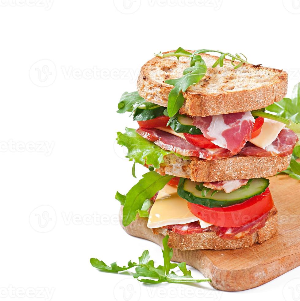 sanduíche com presunto, queijo e legumes frescos foto