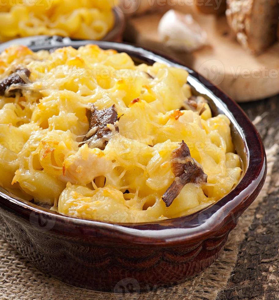 macarrão com queijo, frango e cogumelos assados no forno foto