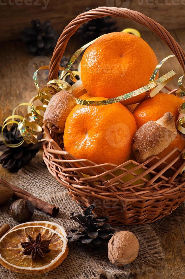 tangerinas e especiarias em um fundo de madeira foto