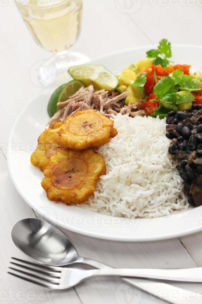 cozinha cubana, arroz com frijoles negros foto