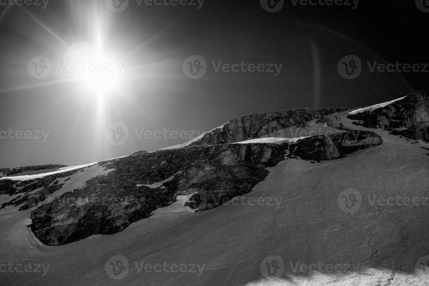 vista para a montanha nos Alpes contra a luz solar direta foto