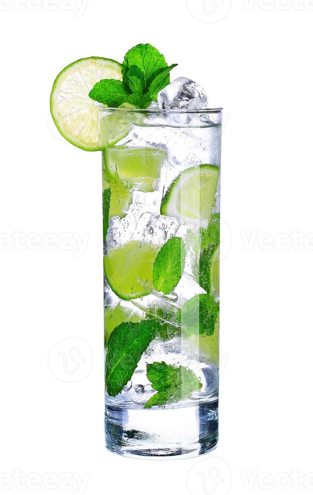 mojito cocktail em vidro isolado no branco foto