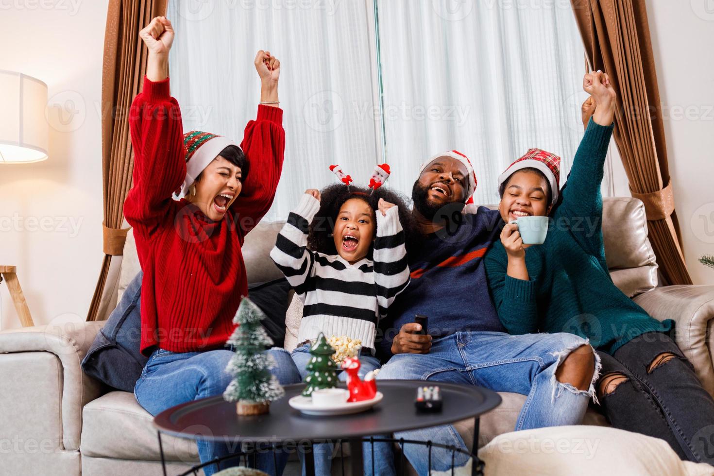 dois irmãos de uma família afro-americana. relaxe e jogue jogos online na  sala da casa. 9232058 Foto de stock no Vecteezy