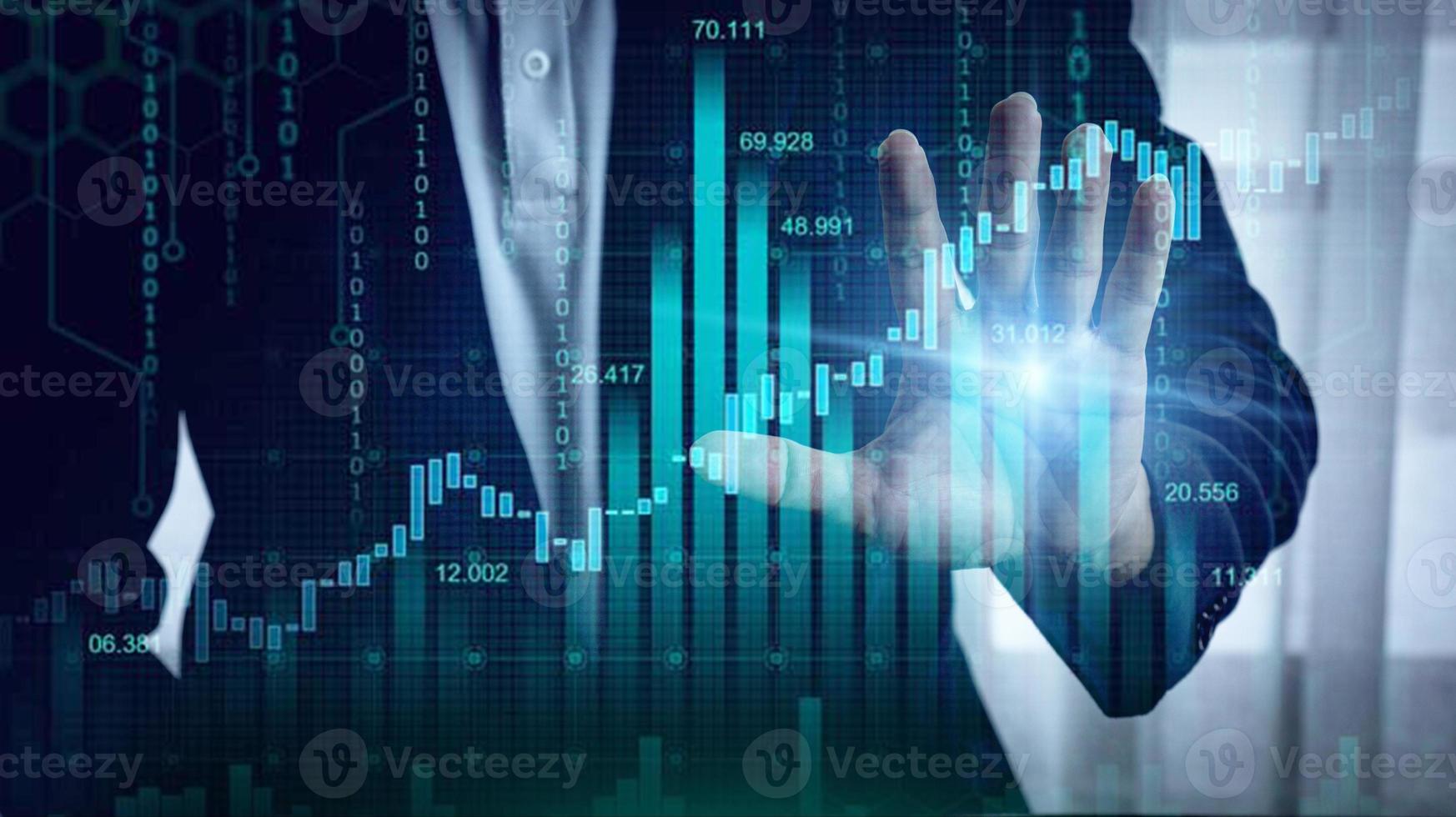 conceito de investimento no mercado de ações com a mão do empresário tocando a tela digital com indicadores de gráfico forex. foto