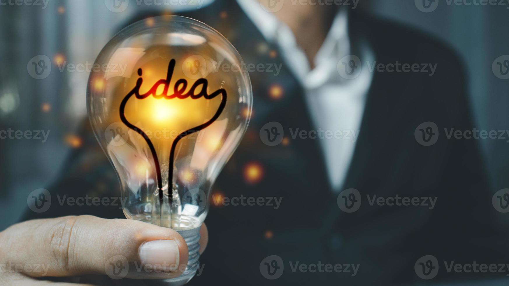 empresário segurando uma lâmpada, novas ideias com tecnologia inovadora e criatividade. foto