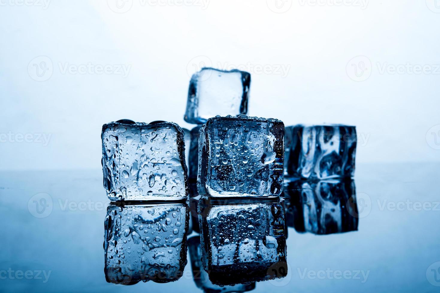 cubos de gelo são colocados lindamente. Conceitos de comida e bebida índigo cor de gelo adequados para todas as idades. foto