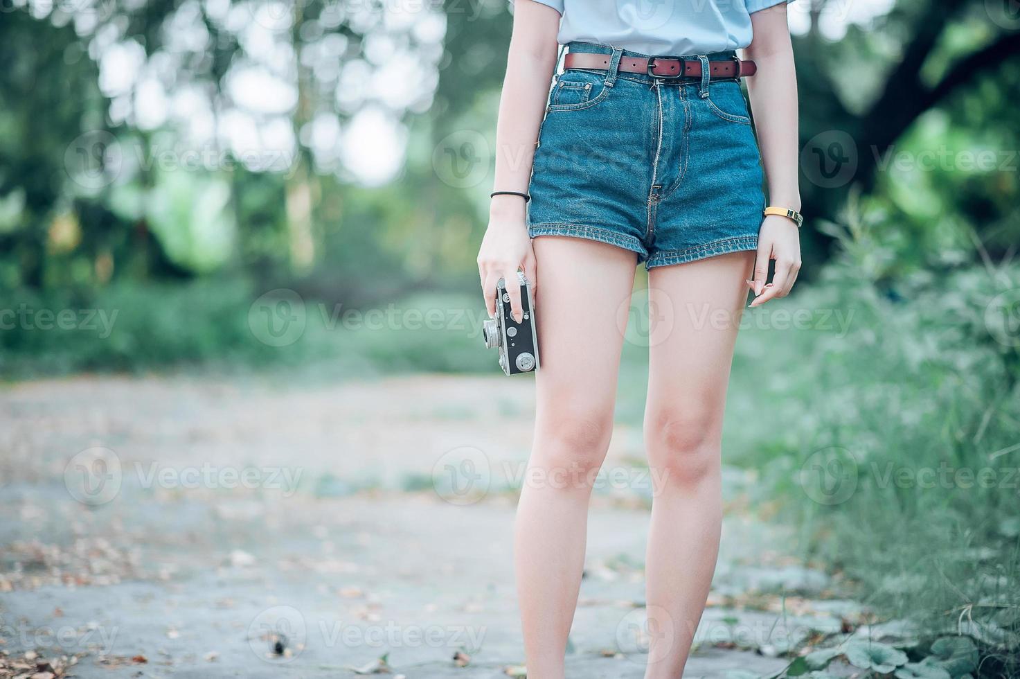 uma mulher segurando uma câmera, uma mulher que adora fotografia. fotografia de perto foto