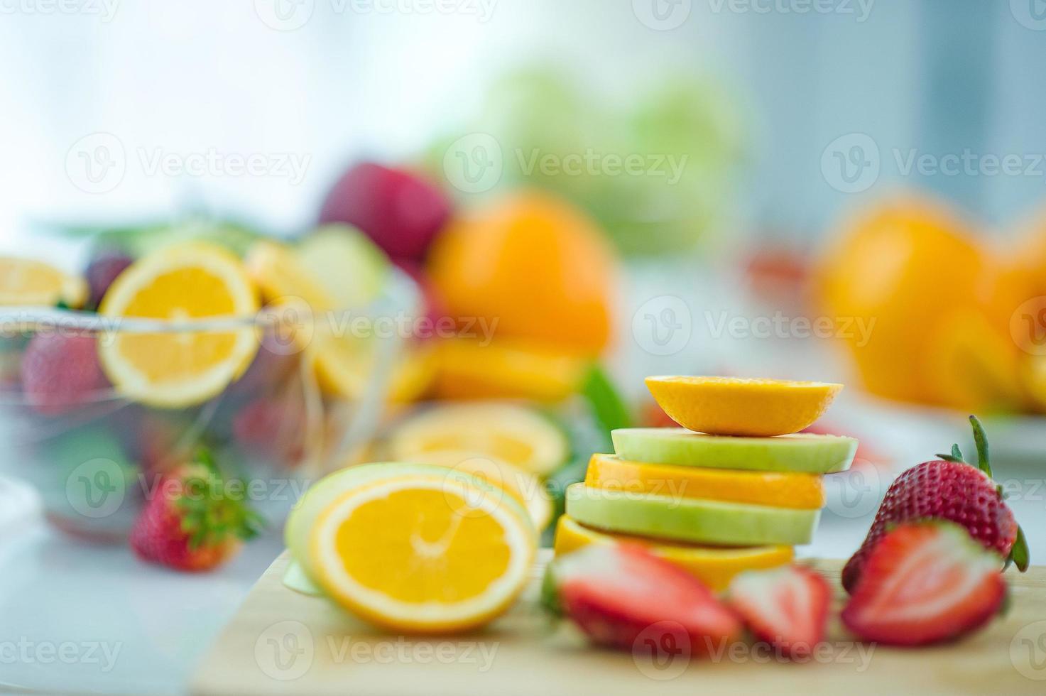 os frutos da fruta saudável amante da saúde e cuidados de saúde para comer alimentos saudáveis. à pele. a fruta é colocada em uma bela mesa, damasco de maçã, banana, laranja, dragão, colocada foto