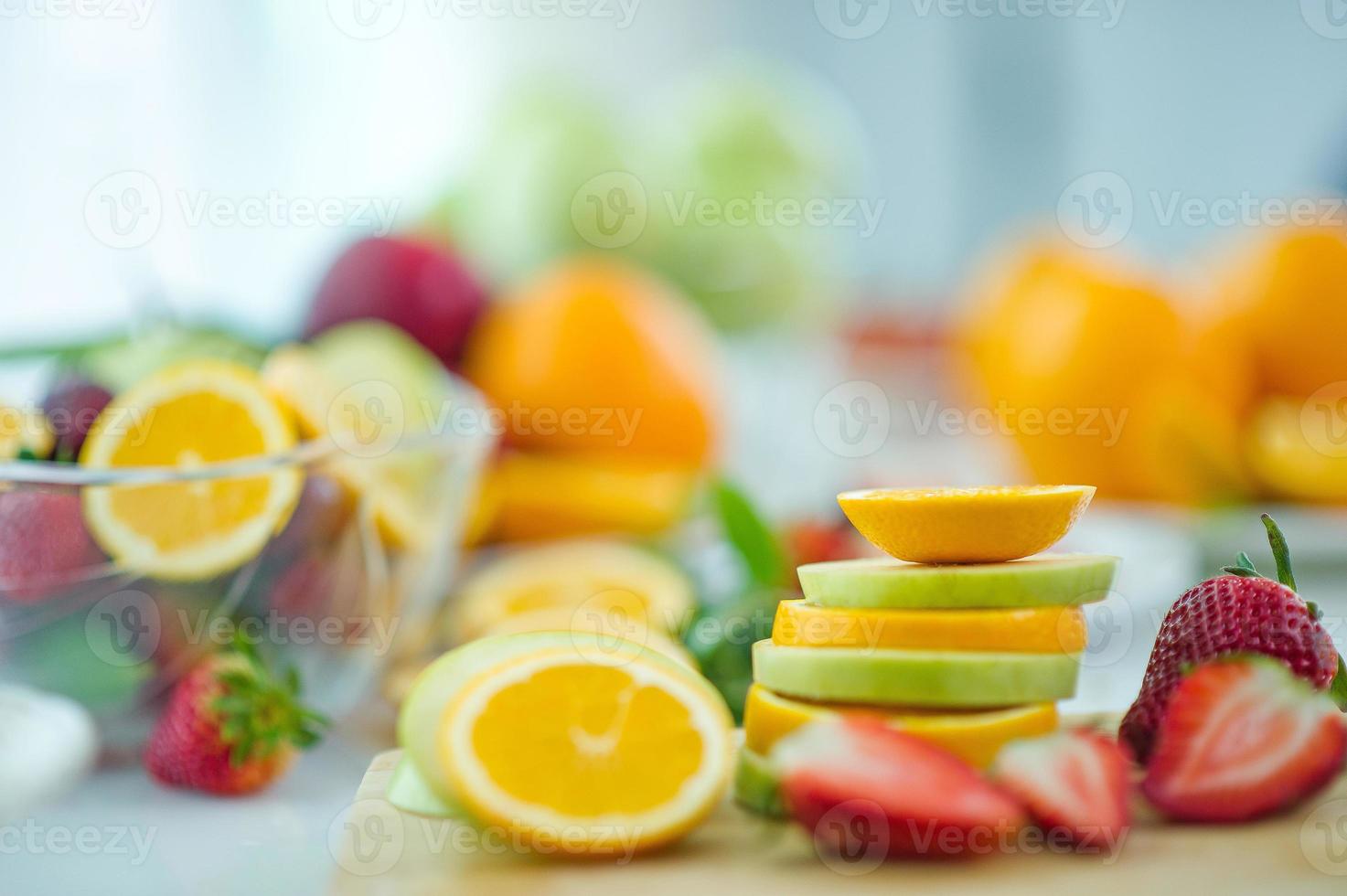 os frutos da fruta saudável amante da saúde e cuidados de saúde para comer alimentos saudáveis. à pele. a fruta é colocada em uma bela mesa, damasco de maçã, banana, laranja, dragão, colocada foto